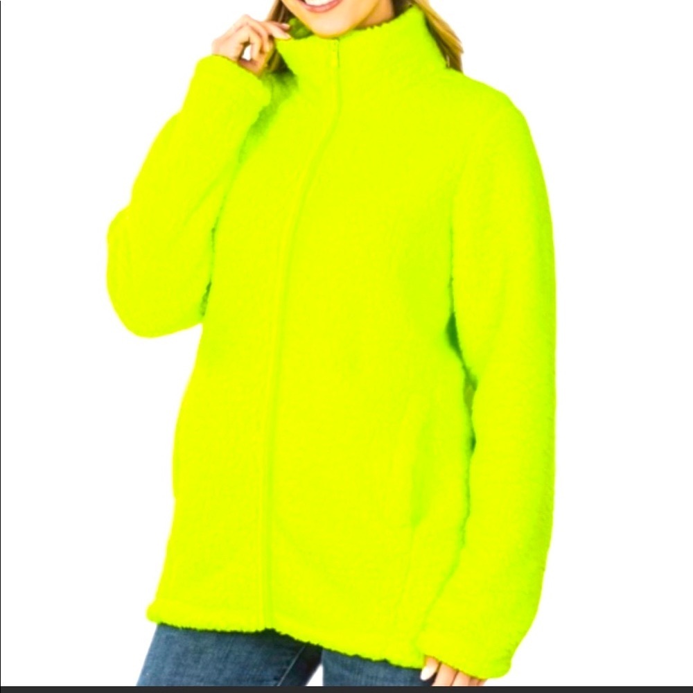 NWT Extremely Soft Sherpa Jacket

Sherpa fabric on interior and exterior